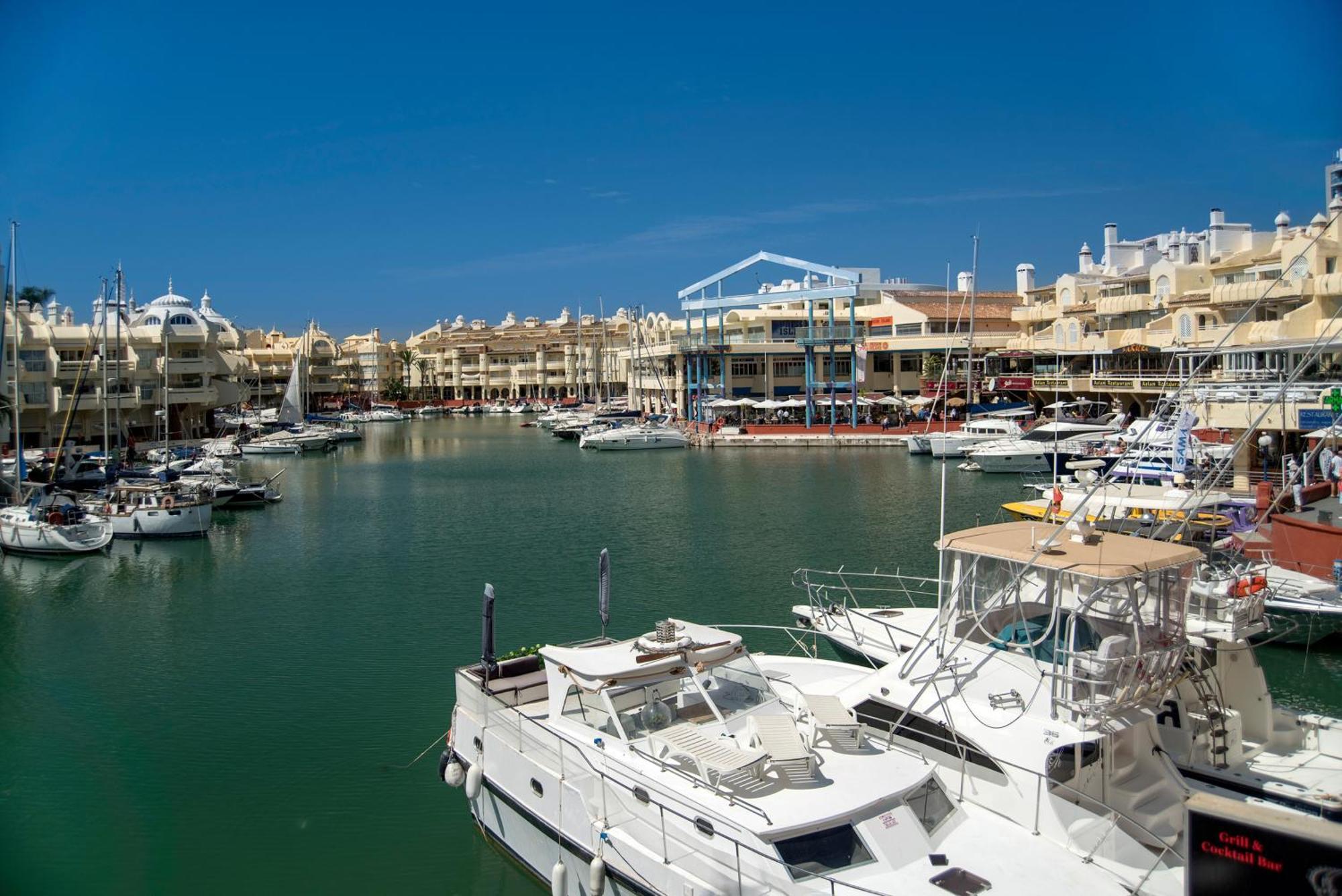 Urb Pueblo Del Parque, Luxury 2 Bedroom Apartment. Fantastic Location. Benalmádena